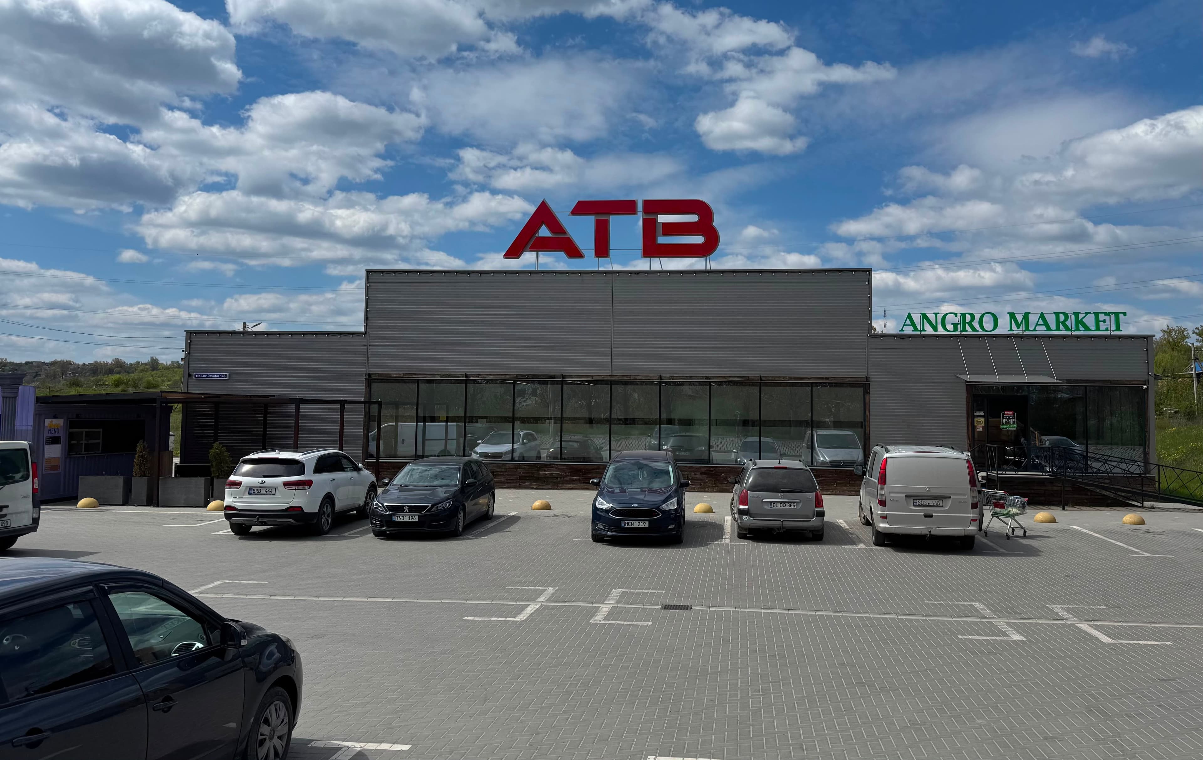 Фасад магазина ATB-Market в Бельцах и парковка перед входом